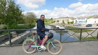 TOURISME. DAMIEN MOULIN PROPOSE DES BALADES GUIDÉES À VÉLO POUR DÉCOUVRIR LE MARAIS POITEVIN AUTREMENT
