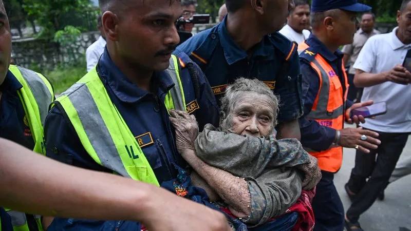 « COMME UNE GUERRIÈRE REVENANT VICTORIEUSE D’UNE BATAILLE »: UNE FEMME DE 97 ANS EXTRAITE VIVANTE DES DÉCOMBRES APRÈS LA CRUE DÉVASTATRICE AU NÉPAL