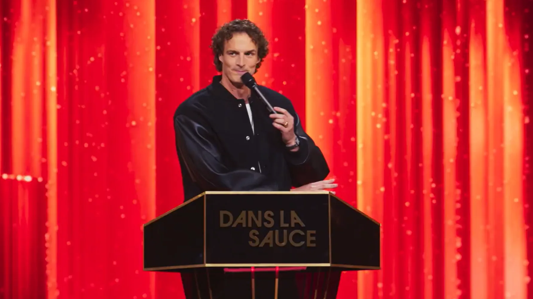 AVEC « DANS LA SAUCE » SUR NETFLIX , L’HUMOUR FRANÇAIS S’EMPARE ENFIN DU « ROAST », EXERCICE POPULAIRE AUX ÉTATS-UNIS