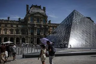 LE LOUVRE EST À « BOUT DE SOUFFLE » ET FAIT FACE À UN « MUR D’INVESTISSEMENTS », ALERTE LE PRÉSIDENT DU MUSÉE