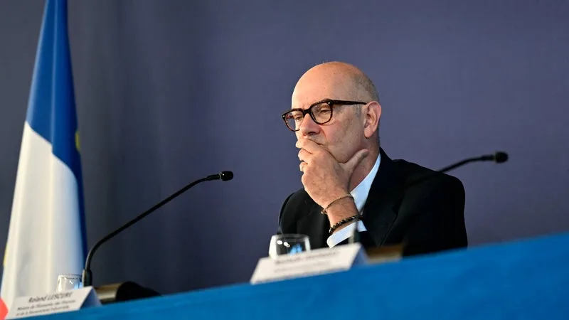 IL PROMET QU' »AUCUNE PENSION NE DIMINUERA » MAIS… ROLAND LESCURE SÈME LE TROUBLE SUR LA CONTRIBUTION DES RETRAITÉS LES PLUS AISÉS (QUI GAGNENT AU MOINS 2.000 EUROS PAR MOIS)