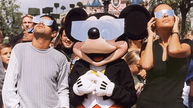 DISNEYLAND, LES CHAMPS-ÉLYSÉES, LES FALAISES DE FÉCAMP… LES IMAGES DE L’ENTHOUSIASME AUTOUR DE L’ÉCLIPSE DE 1999