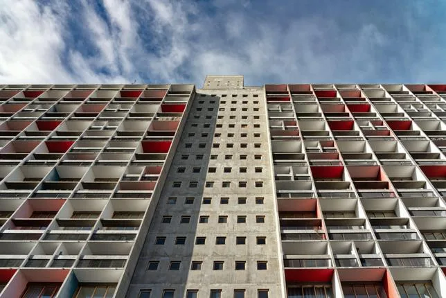 PRÈS DE SAINT-ETIENNE, LES LOCATAIRES DES HLM CONÇUS PAR LE CORBUSIER ÉTOUFFENT DANS LEUR BÂTIMENT HISTORIQUE