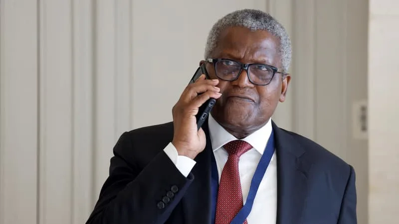IL A SAUVÉ L’EUROPE D’UNE PANNE SÈCHE DE KÉROSÈNE ET EST DÉSORMAIS L’HOMME LE PLUS RICHE D’AFRIQUE: QUI EST ALIKO DANGOTE, CE « ROCKEFELLER DU NIGÉRIA » QUI DONNE LA FIÈVRE AU PAYS AVEC SA FUTURE ENTRÉE EN BOURSE?