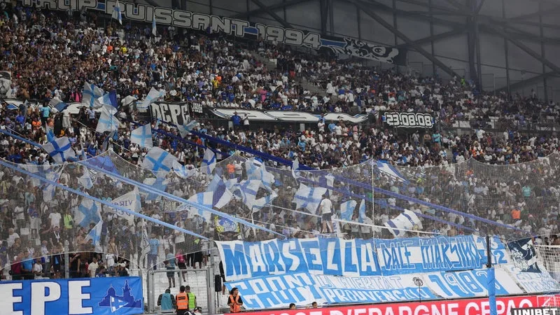« JE ME SUIS SENTIE SALE, COMME UNE MERDE »: UNE SUPPORTRICE DE L’OM DÉNONCE UNE AGRESSION SEXUELLE EN PLEIN MATCH FACE AU PARIS FC