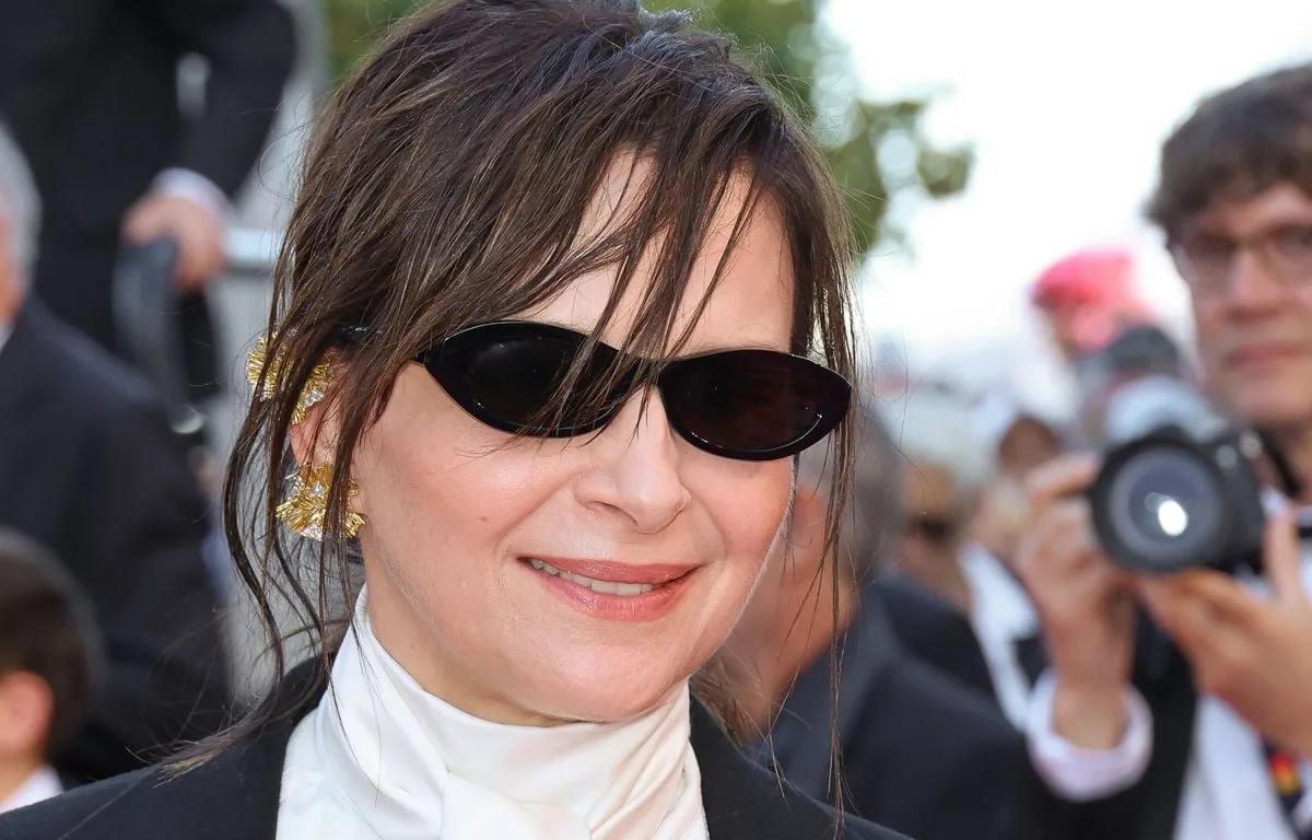 JULIETTE BINOCHE « REGRETTE » LE MOT « FASCISTE » DANS LA TRIBUNE ANTI-BOLLORÉ