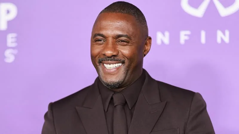 JAMES BOND: IDRIS ELBA ASSURE QUE « LE PUBLIC N’ACCEPTERAIT PAS UN ACTEUR NOIR » DANS LE RÔLE DE 007