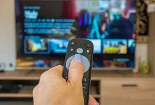 FACE À L’ÉCRASANT SUCCÈS D’AUDIENCE DE LA COUPE DU MONDE, COMMENT FONT LES AUTRES CHAÎNES TÉLÉ ?