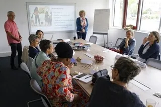 REPORTAGE. POUR CES FEMMES SENIORS, LE RETOUR À L’EMPLOI SE JOUE EN ÉQUIPE