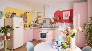 « FRANCHES, JOYEUSES ET ASSUMÉES » : ET SI VOUS OSIEZ LES TONALITÉS POP POUR VOTRE CUISINE ?