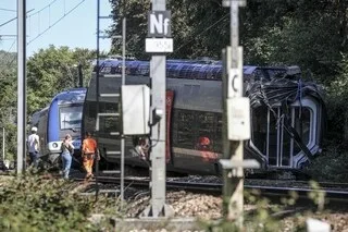 DÉRAILLEMENT D’UN TRAIN EN NORMANDIE. ACTE DE MALVEILLANCE ? INCIDENT TECHNIQUE ? LES QUESTIONS APRÈS L’ACCIDENT