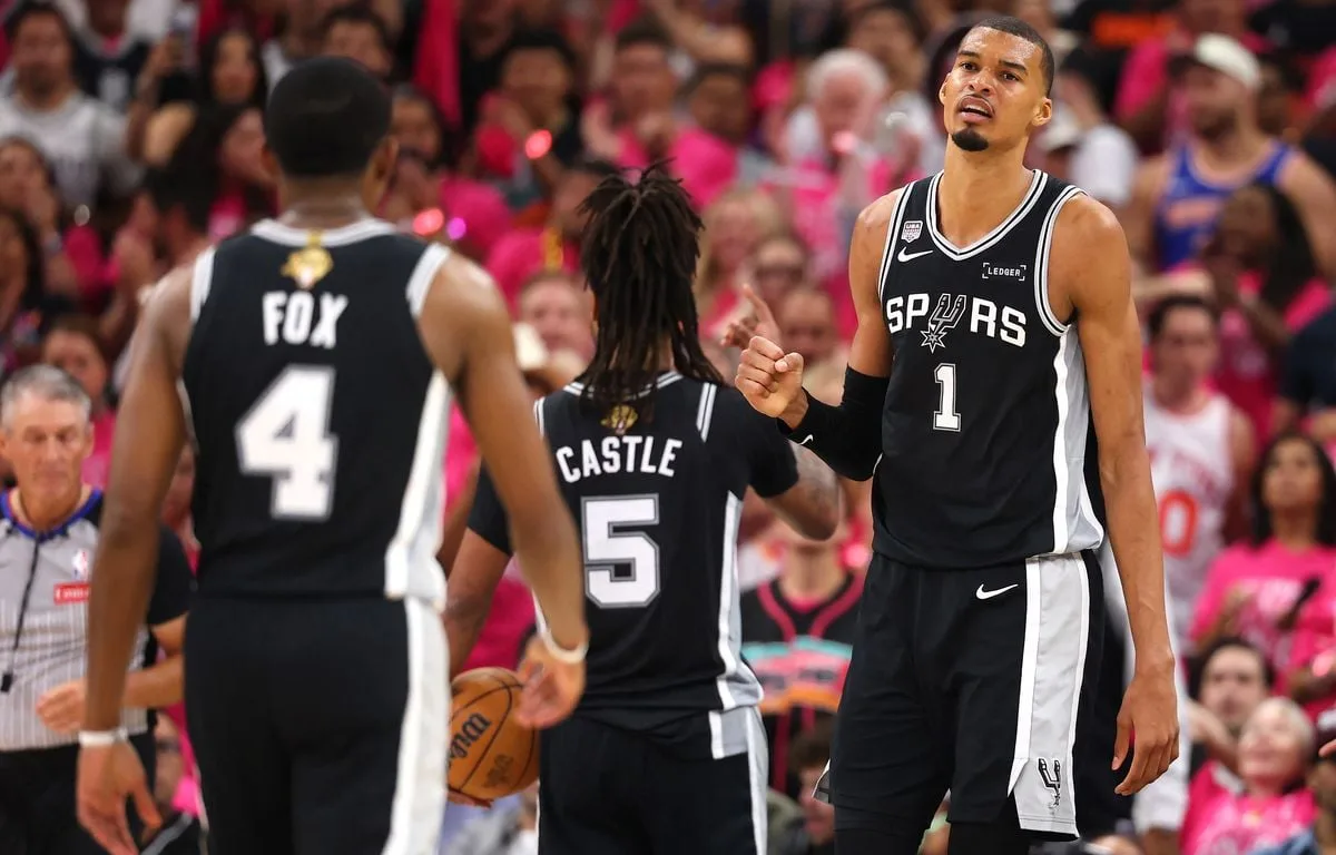 EN DIRECT FINALES NBA SPURS – KNICKS : VICTOR WEMBANYAMA REVANCHARD APRÈS SON GAME 1 GALÈRE… SUIVEZ LE MATCH 2 AVEC NOUS JUSQU’AU BOUT DE LA NUIT…