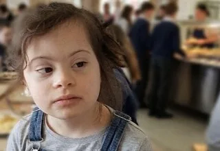 « ON RÊVAIT D’AUTRE CHOSE POUR NOTRE FILLE » : CE MARDI, LOUISE, 11 ANS, VIT SA DERNIÈRE RENTRÉE DES CLASSES