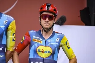 VUELTA 2026. « IL Y A QUELQUE CHOSE QUI NE VA PAS » : MADS PEDERSEN ABANDONNE AVANT LE DÉPART DE LA 11E ÉTAPE