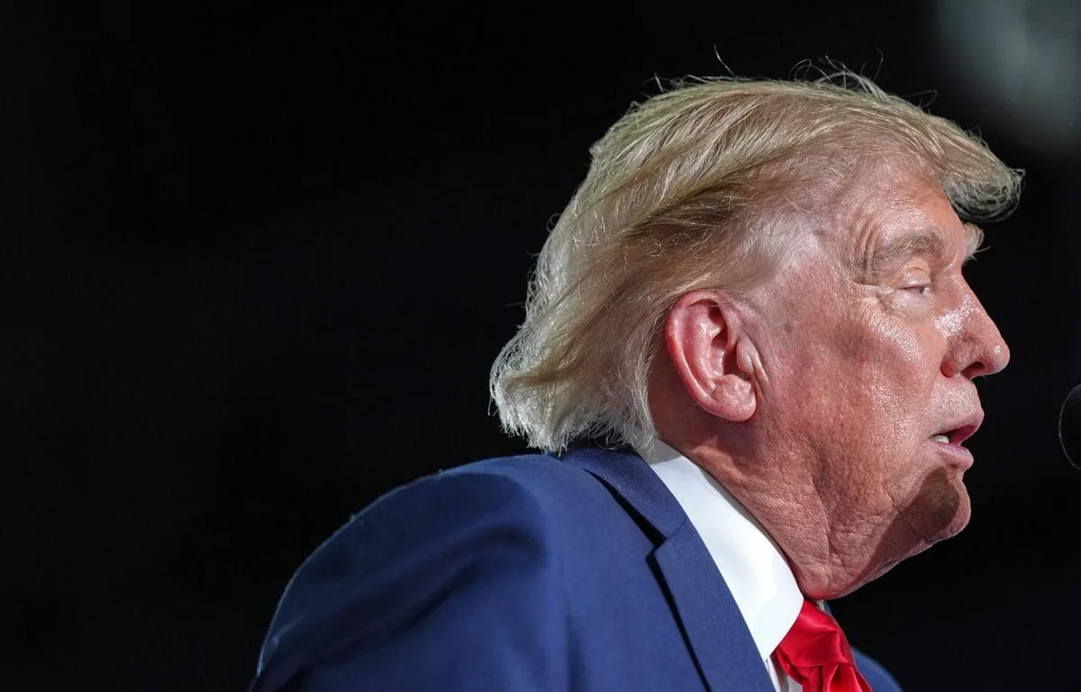 TRUMP ROULE DES MÉCANIQUES DANS UNE COURSE AUTOMOBILE INÉDITE DANS LES RUES DE WASHINGTON