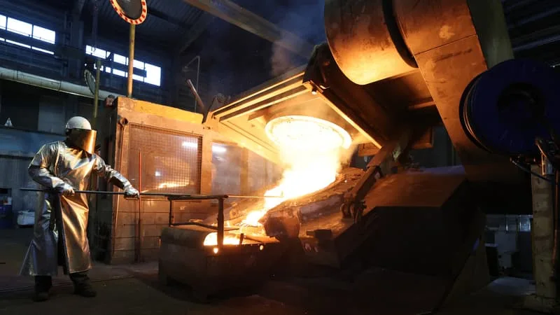 UN FOUR À 1.550°C ET DE LA FONTE PLUS BRÛLANTE QUE DE LA LAVE… À LA DEMANDE DES SYNDICATS, LE CREUSET MET EN PAUSE JUSQU’À LUNDI SON USINE EN SURCHAUFFE DANS L’AISNE