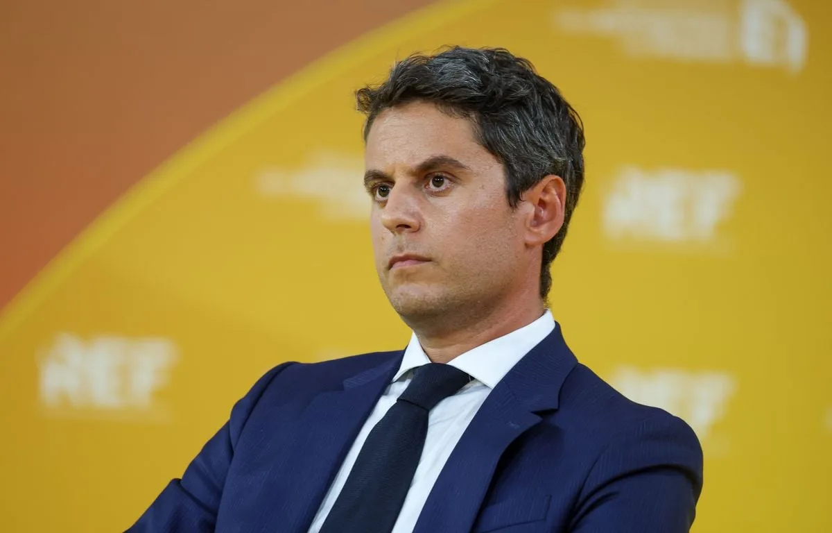 PRÉSIDENTIELLE 2027 : NON, GABRIEL ATTAL N’ÉTAIT PAS ÉQUIPÉ D’UNE OREILLETTE PENDANT LE DÉBAT DU MEDEF