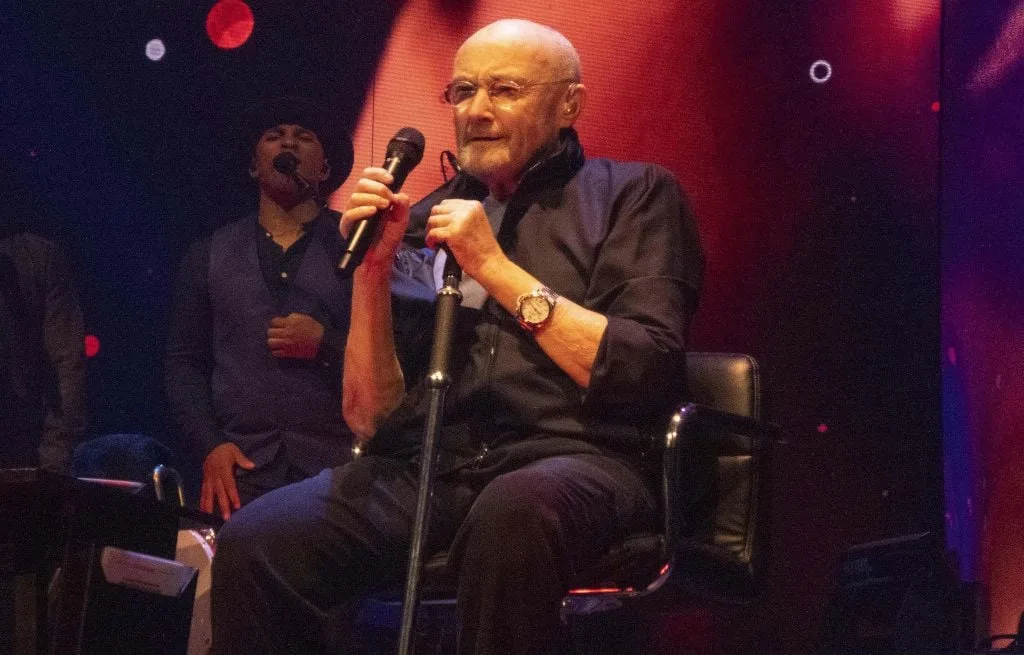 PHIL COLLINS RÉVÈLE QU’IL A FAILLI MOURIR EN 2024 À CAUSE DE SA CONSOMMATION D’ALCOOL EXCESSIVE