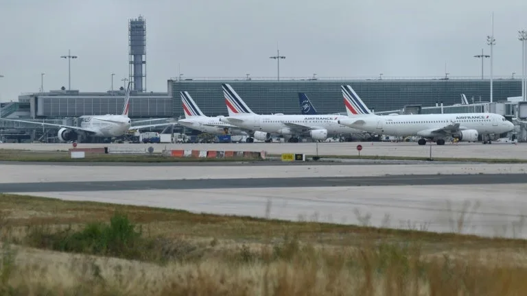 « UN CONTRESENS HISTORIQUE » FACE À L’OBJECTIF DE NEUTRALITÉ CARBONE EN 2050: UNE ASSOCIATION DEMANDE À L’ETAT DE « FORCER AÉROPORTS DE PARIS À ABANDONNER SON PROJET D’EXTENSION » DE ROISSY CHARLES-DE-GAULLE
