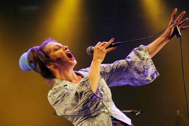 CATHERINE RINGER, L’ARTISTE LIBRE QUI A “INVENTÉ LA CHANSON MODERNE EN FRANCE” AU SEIN DES RITA MITSOUKO