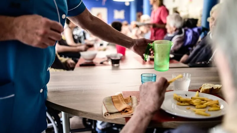 « D’ICI 4 ANS, À PEU PRÈS UN FRANÇAIS SUR 5 AURA PLUS DE 65 ANS »: LA POPULATION VIEILLIT, LES ÉPISODES DE CANICULE S’INTENSIFIENT, MAIS LA FRANCE RESTE INSUFFISAMMENT PRÉPARÉE, SELON UN RAPPORT
