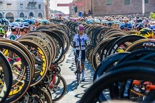 CYCLISME. POUR SON DÉPART À LA RETRAITE, NAIRO QUINTANA A EU LE DROIT À UN HOMMAGE DU PELOTON AVANT LE TOUR D’ÉMILIE