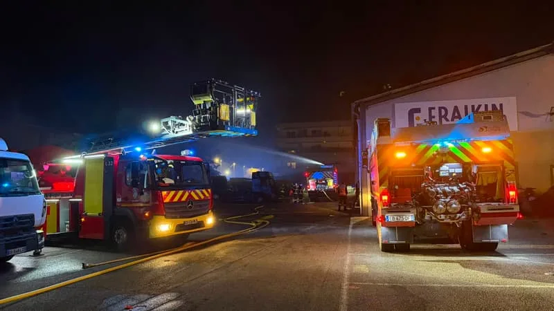 UN INCENDIE RAVAGE UN ENTREPÔT À VILLENEUVE LOUBET, DES DÉTONATIONS ENTENDUES À PLUSIEURS KILOMÈTRES