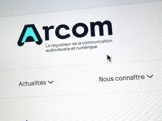 SKETCH SUGGÉRANT DES VIOLENCES CONTRE VINCENT BOLLORÉ : RADIO NOVA PREND SES DISTANCES