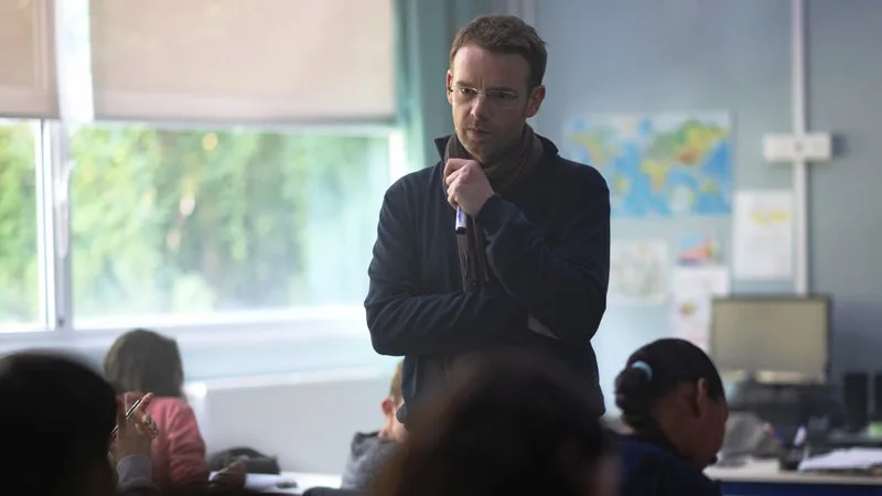« L’ABANDON »: POURQUOI LE FILM SUR L’ASSASSINAT DE SAMUEL PATY RESSORT DÉJÀ EN SALLES