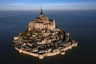 « J’AI TRAVAILLÉ UN ÉTÉ AU MONT-SAINT-MICHEL ET LES POURBOIRES ONT PAYÉ LA MOITIÉ DE MA VOITURE NEUVE ! »