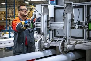 IL PERMET DE FAIRE 50 % D’ÉCONOMIES, SELON SES INVENTEURS : CE SYSTÈME ASTUCIEUX RÉCUPÈRE LA CHALEUR DE NOS DOUCHES