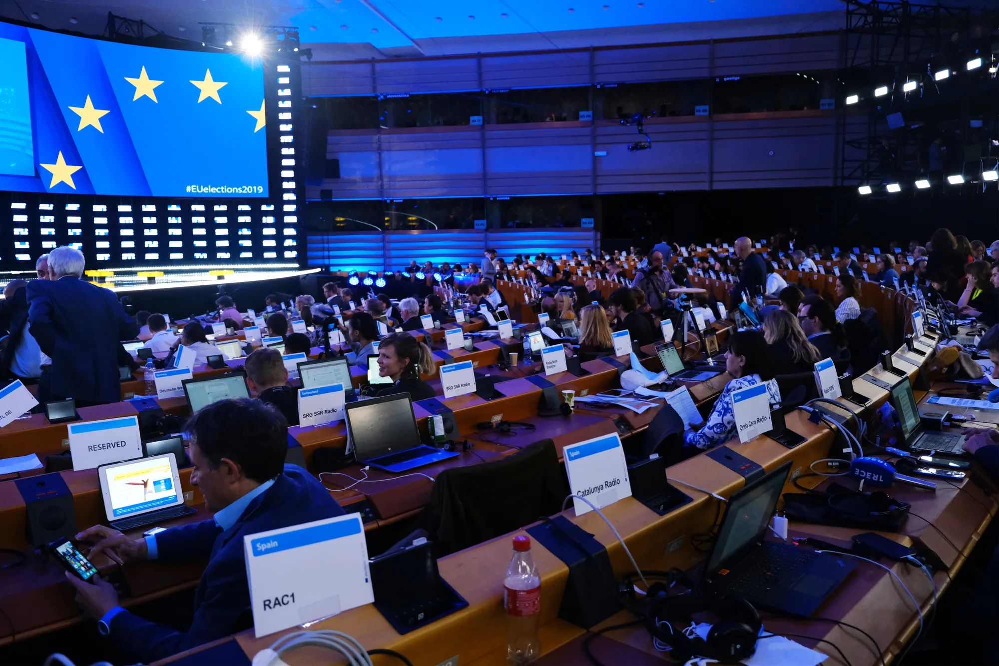 LES DÉPUTÉS EUROPÉENS UTILISENT DE PLUS EN PLUS L’IA… ALORS LE PARLEMENT CRÉE SA PLATEFORME INTERNE