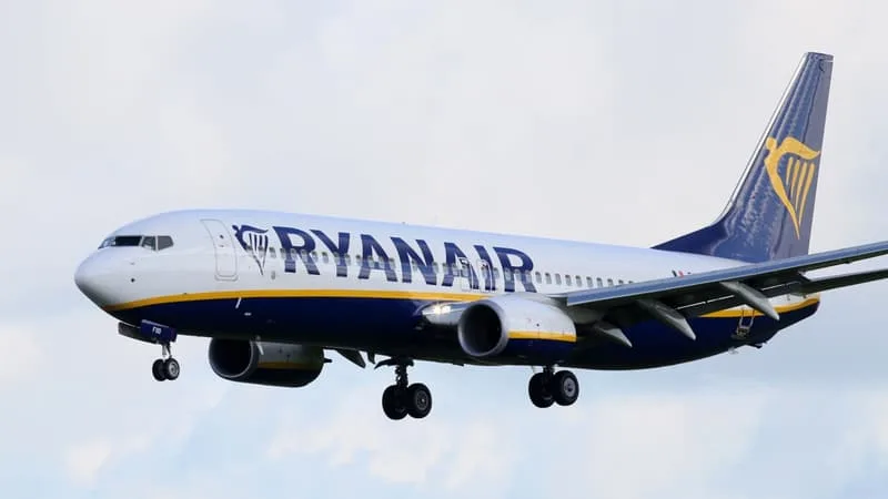« LA TÊTE ET LES ÉPAULES ÉTAIENT À L’EXTÉRIEUR DU HUBLOT »: UN HOMME A FAILLI ÊTRE ASPIRÉ PAR UN HUBLOT SUR UN VOL RYANAIR (IL A ÉTÉ SAUVÉ IN EXTREMIS PAR DES PASSAGERS)
