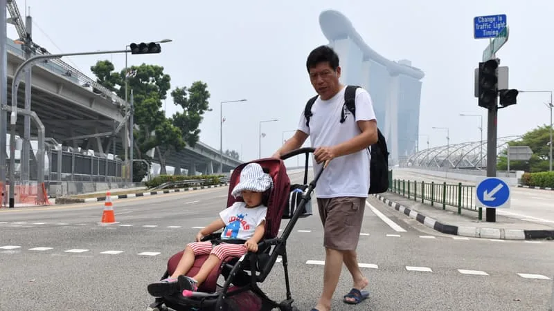 « CHAQUE ENFANT RECEVRA PRÈS DE 70.000 DOLLARS »: SINGAPOUR AUGMENTE MASSIVEMENT SES AIDES POUR RELANCER UNE NATALITÉ AU PLUS BAS HISTORIQUE (MAIS NE POURRA PAS SE PASSER D’IMMIGRATION)