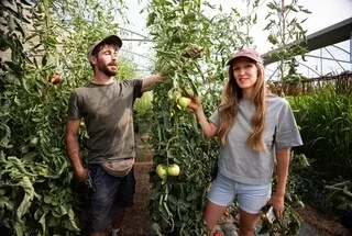 « ON SAIT QU’IL FAUT TENIR » : COMMENT SARAH ET KILLIAN, JEUNES MARAÎCHERS DU MAINE-ET-LOIRE, S’ADAPTENT À LA SÉCHERESSE