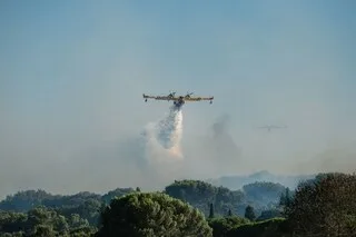 DANS LA DRÔME, MALGRÉ LES CANADAIR, L’AVION ET L’HÉLICOPTÈRE, UN FEU DE FORÊT PERSISTE À CAUSE DES VENTS VIOLENTS