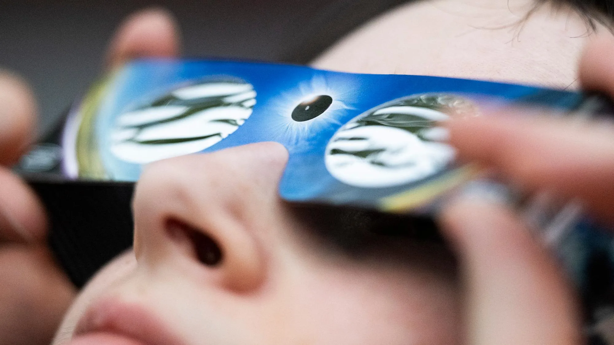 ÉCLIPSE SOLAIRE DU 12 AOÛT : QUELS SONT LES RISQUES POUR LA SANTÉ À LA REGARDER SANS LUNETTES SPÉCIALES