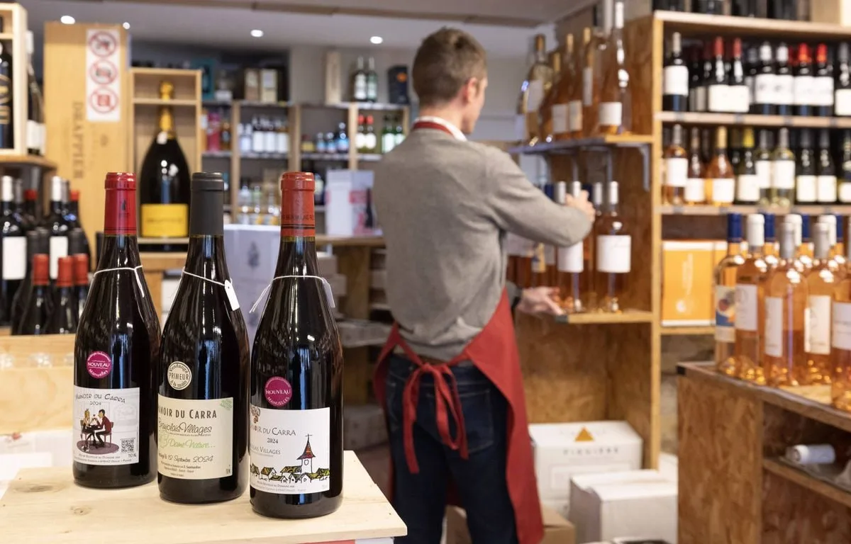 TARIF DOUANIER : TRUMP MENACE LE VIN FRANÇAIS D’UNE TAXE À 100 % SI PARIS NE RETIRE PAS CELLE SUR LE NUMÉRIQUE