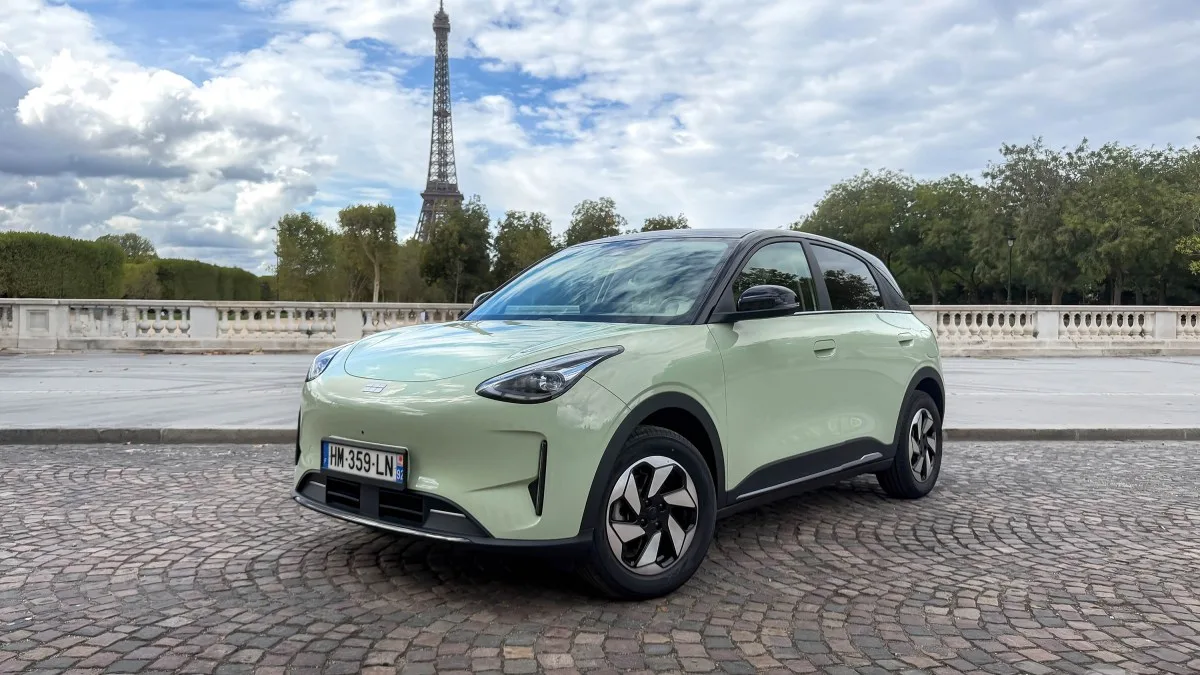 ON EST MONTÉS À BORD DE LA GEELY E2 : LA CITADINE ÉLECTRIQUE LA PLUS VENDUE DE CHINE ARRIVE EN FRANCE POUR FAIRE PEUR À LA R5