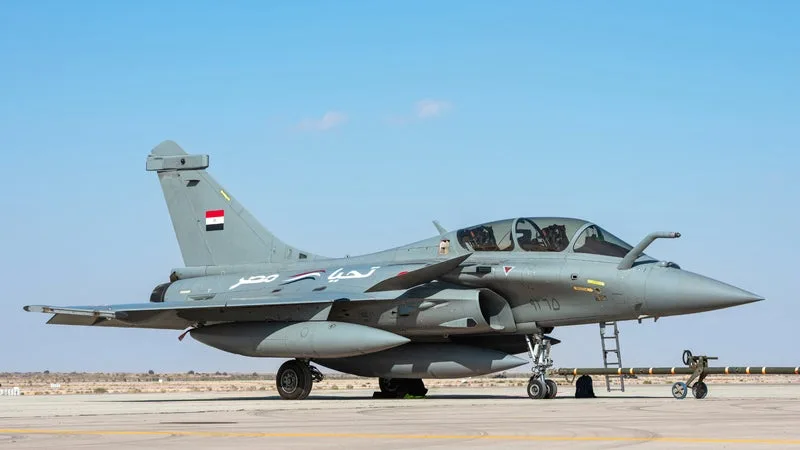 LE PREMIER PAYS ÉTRANGER À AVOIR ACHETÉ LE RAFALE EN VEUT 24 DE PLUS: L’ÉGYPTE QUI A DÉJÀ COMMANDÉ 54 AVIONS DE COMBAT FRANÇAIS EST PRÊTE À PASSER UNE NOUVELLE COMMANDE