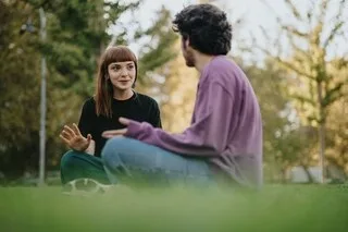 FIXER INTENSÉMENT OU DÉTOURNER LES YEUX ? LORS D’UNE DISCUSSION, VOICI CE QUE VOTRE REGARD RÉVÈLE DE VOUS