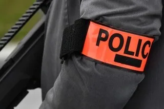 À PARIS, UNE FEMME MUNIE D’UN COUTEAU MEURT APRÈS DES TIRS DE LA POLICE