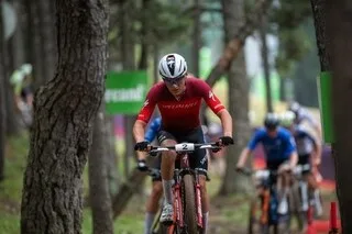 VTT. LE FRANÇAIS ADRIEN BOICHIS S’IMPOSE DEVANT MATHIEU VAN DER POEL SUR LA COUPE DU MONDE AUX GETS