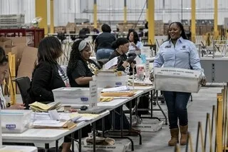 REPORTAGE. MIDTERMS AUX ÉTATS-UNIS : SOUS PRESSION, LES BUREAUX DE VOTE SE PRÉPARENT « À TOUS LES SCÉNARIOS » À ATLANTA
