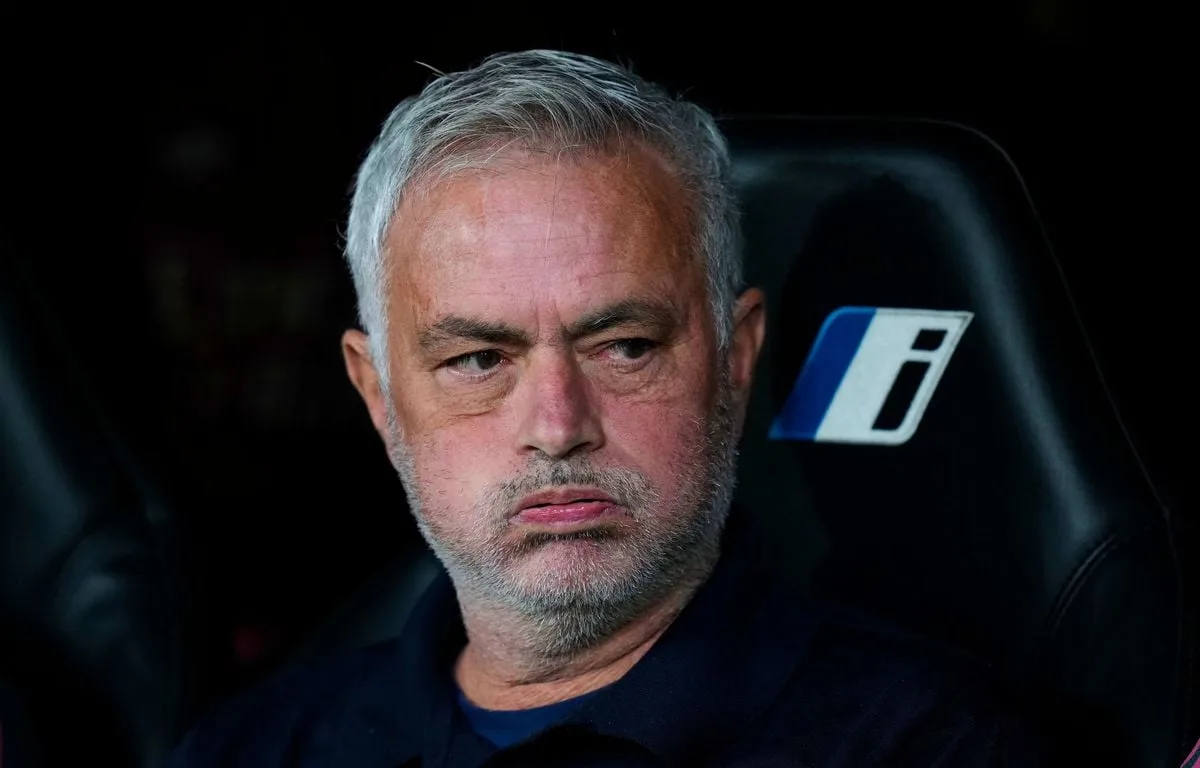 REAL MADRID : FURIEUX DU CARTON ROUGE DE VINICIUS, MOURINHO JOUE LA CHAISE VIDE