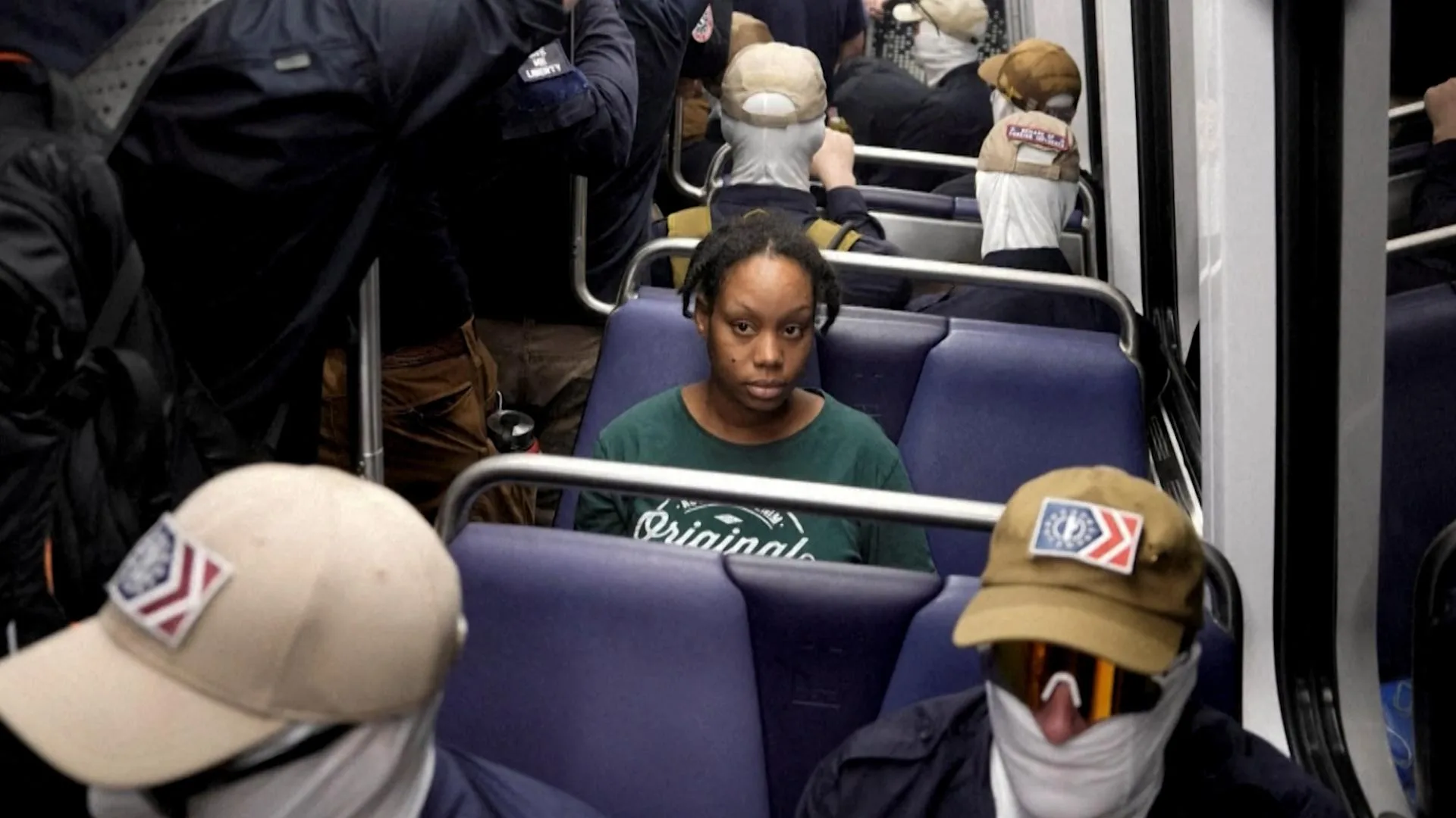 250 ANS DES ÉTATS-UNIS : L’IMAGE D’UNE FEMME NOIRE ENTOURÉE DE SUPRÉMACISTES BLANCS RACONTE UNE AUTRE HISTOIRE DES FESTIVITÉS ORGANISÉES PAR DONALD TRUMP
