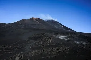 UN TOURISTE MEURT APRÈS AVOIR ÉTÉ FOUDROYÉ SUR LE VOLCAN ETNA