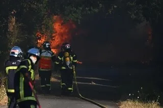 REPORTAGE. UN FEU SE PROPAGE À UN BIDONVILLE ET À DIX HECTARES DE VÉGÉTATION : VENT DE PANIQUE AUX PORTES DE NANTES