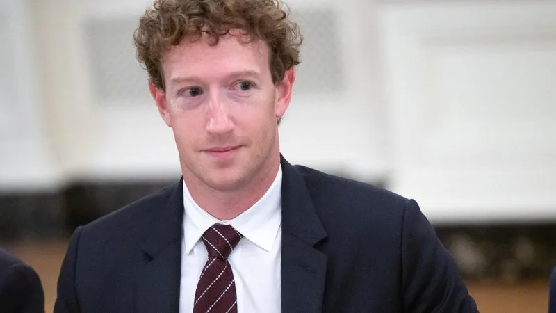 FACEBOOK COUPABLE D’AVOIR TROMPÉ LES HABITANTS DU NOUVEAU-MEXIQUE DANS L’AFFAIRE CAMBRIDGE ANALYTICA: LE GROUPE META ÉCOPE D’UNE GIGANTESQUE AMENDE DE 25 MILLIARDS DE DOLLARS
