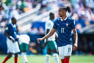 COUPE DU MONDE. LES JOUEURS DE L’ÉQUIPE DE FRANCE ZAPPENT LA BIÈRE SPONSOR DU MONDIAL